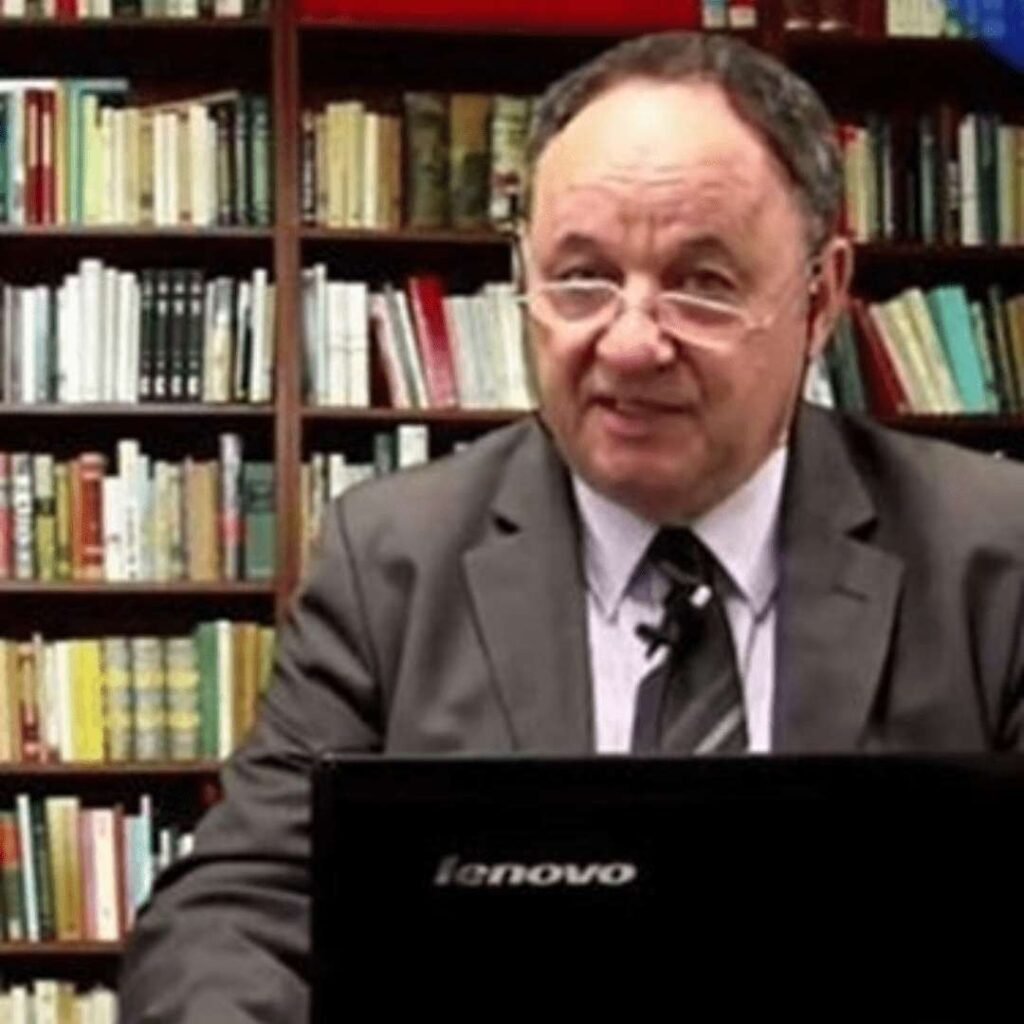 prof. Mario Hector Vogel en una biblioteca con su laptop